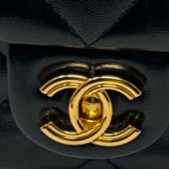 Chanel black quilted lambskin flap bag with top handle & crossbody chain - Picture 3 of 10